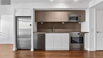 Family Suite, Lake View | Private kitchen | Full-sized fridge, microwave, oven, stovetop