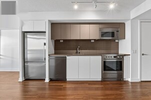 Perhesviitti, järvinäköala | Yksityinen keittiö | Täysikokoinen jääkaappi, mikroaaltouuni, uuni, liesi