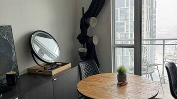 Suite familiar, vistas a la ciudad | Comedor