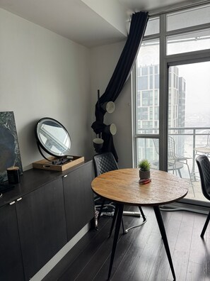 Suite familiar, vistas a la ciudad | Comedor