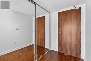 Interior entrance - Dundas and Yonge Hotel - Suites (Toronto)