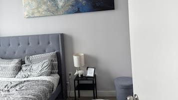 Suite familiar, vistas a la ciudad | Espacio para trabajar con un portátil