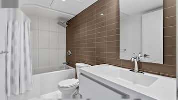 Familien-Suite, Seeblick | Badezimmer | Duschwanne, kostenlose Toilettenartikel, Haartrockner, Handtücher