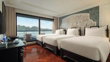 Kamar Triple Keluarga, balkon, pemandangan samudra | Minibar dan meja kerja