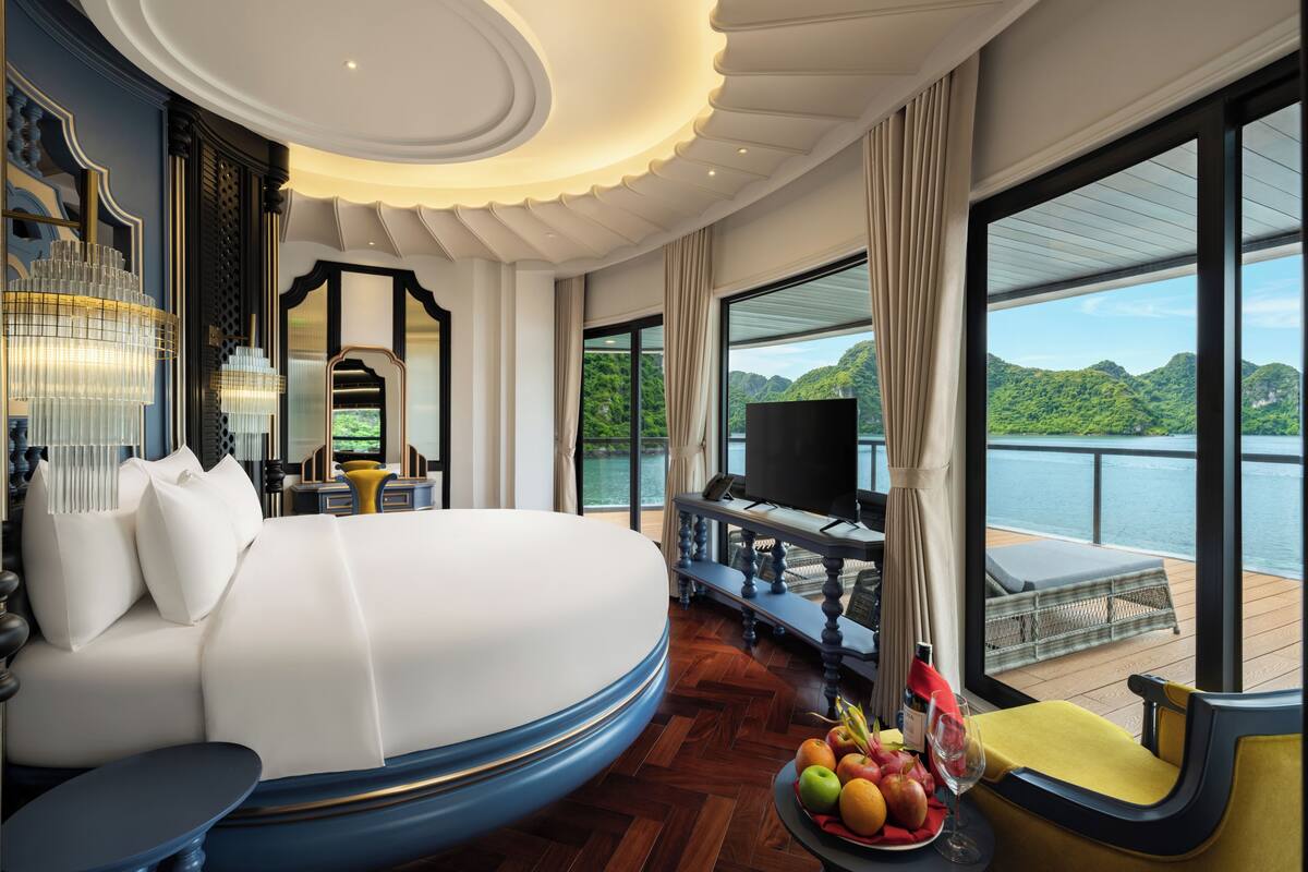 Presidential Suite, Ocean View | Minibar, desk