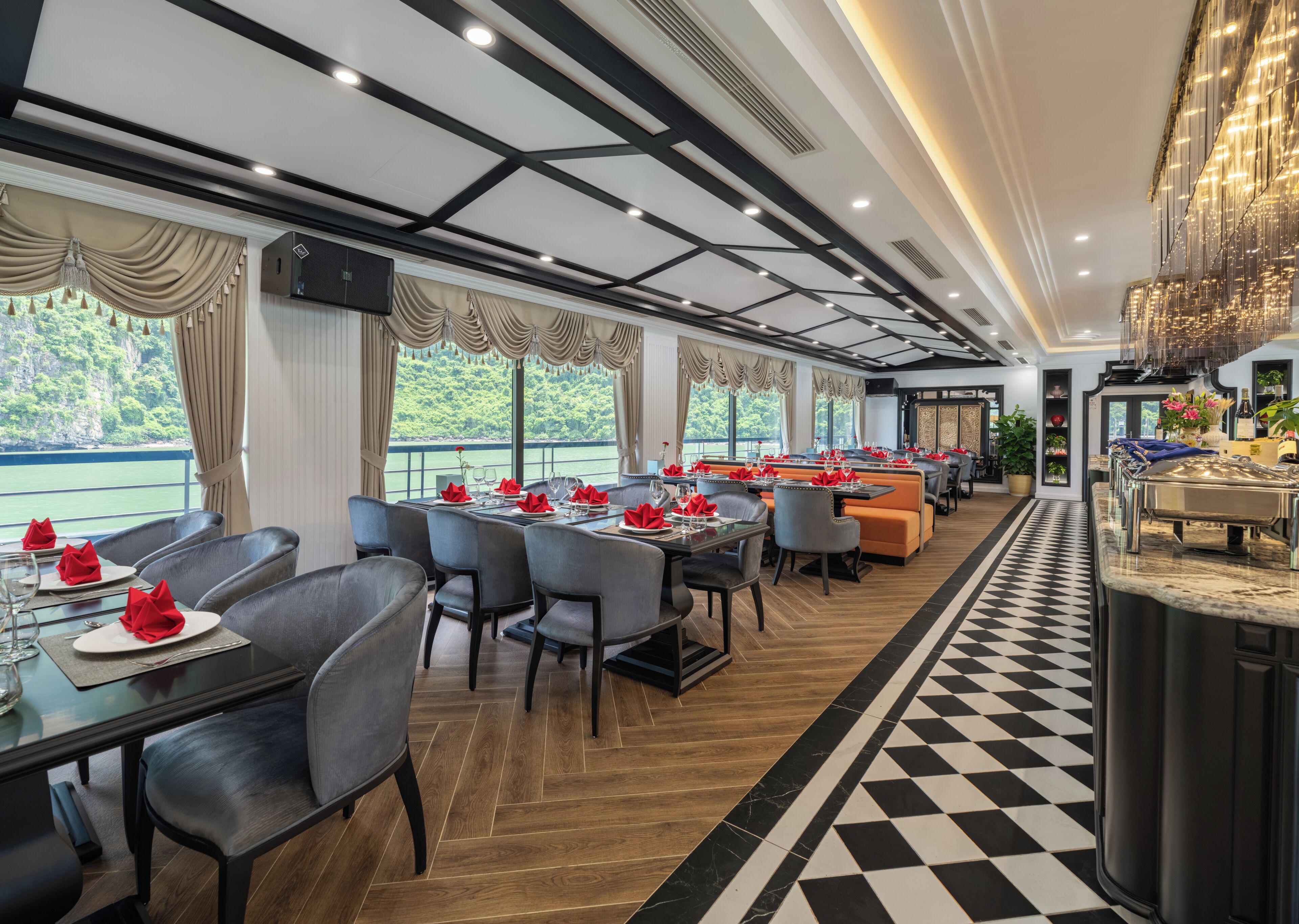 Un restaurant doté de plusieurs tables, de chaises et d’un sol à motifs à carreaux.