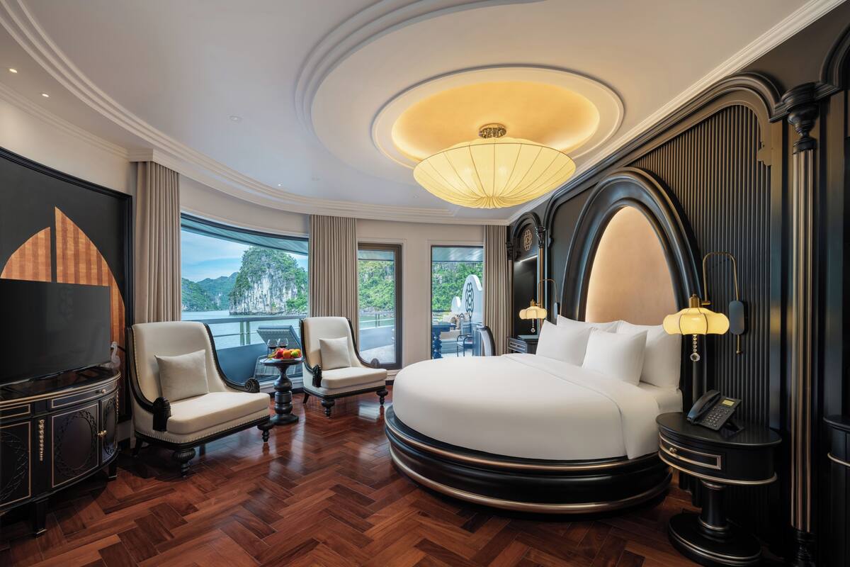 Honeymoon Suite, Balcony, Ocean View | Minibar, desk