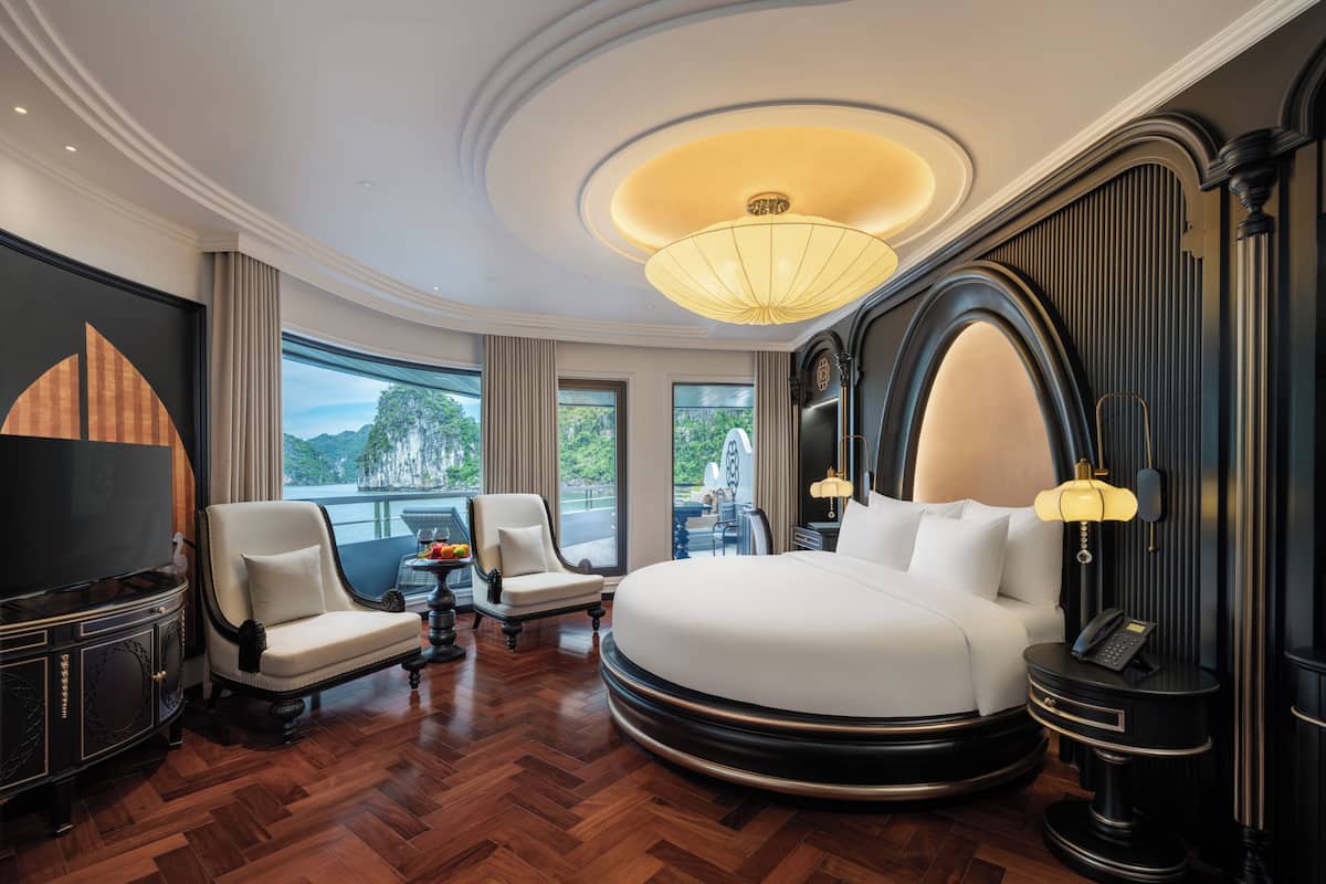 Honeymoon Suite, Balcony, Ocean View | Minibar, desk