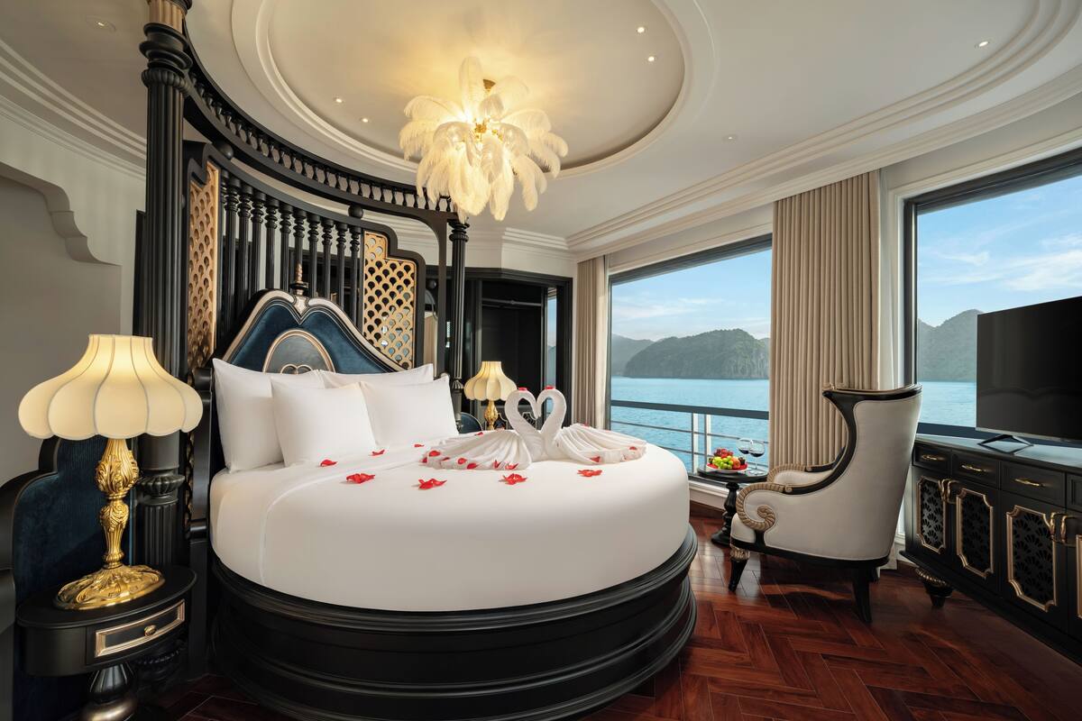 Honeymoon Suite, Balcony, Ocean View | Minibar, desk