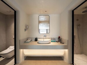 Artículos de tocador gratuitos, secador de pelo, pantuflas, toallas