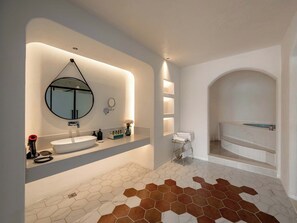 Signature Double Room, Sea View | Bathroom | Free toiletries, hair dryer, slippers, towels - Dali CloudySky Lullaby SeaviewHotel (Dali)