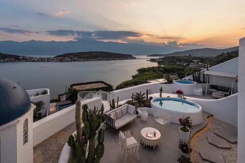 Dali CloudySky Lullaby SeaviewHotel