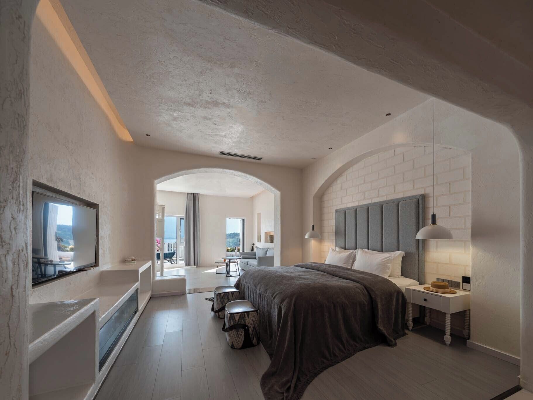 Superior Suite, Sea View | Minibar, blackout curtains, soundproofing, iron/ironing board