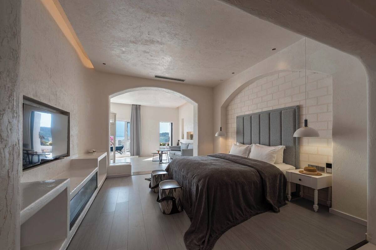 Superior Suite, Sea View | Minibar, blackout curtains, soundproofing, iron/ironing board