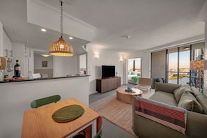 TV - Inviting Brisbane Family 2BR | CBD | Pool & Gym (Brisbane City)