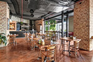 Dining - Inviting Brisbane Family 2BR | CBD | Pool & Gym (Brisbane City)