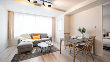 Deluxe appartement | Woonruimte | Een 32-inch lcd-televisie met digitale zenders