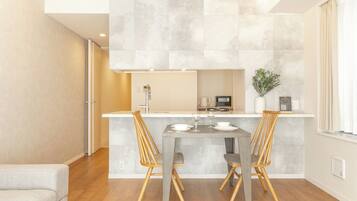 冷蔵庫、電子レンジ、コンロ、トースター