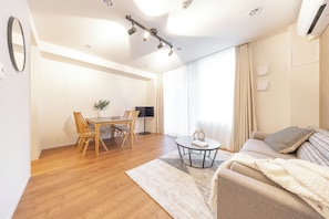 32-inch LCD TV with digital channels - Dash Living Minami Azabu (Tokyo)
