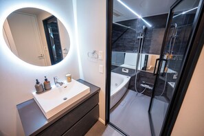 Hair dryer, towels, soap, shampoo - Dash Living Minami Azabu (Tokyo)