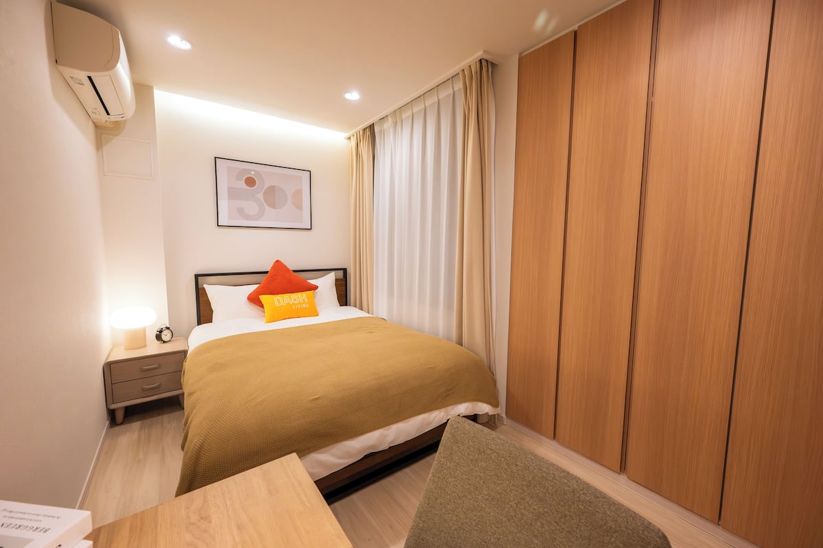 Premier Apartment, Non Smoking (218) | Individually furnished, desk, iron/ironing board, free WiFi