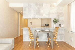 Full-sized fridge, microwave, stovetop, toaster - Dash Living Minami Azabu (Tokyo)