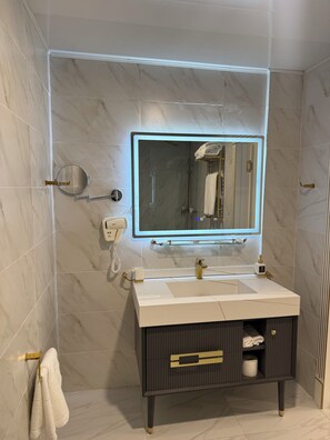 Shower, pengering rambut, sandal, dan handuk