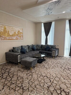 Suite Confort, balcon, vue sur la ville | Intérieur