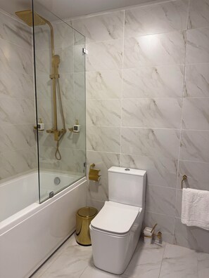 Shower, pengering rambut, sandal, dan handuk