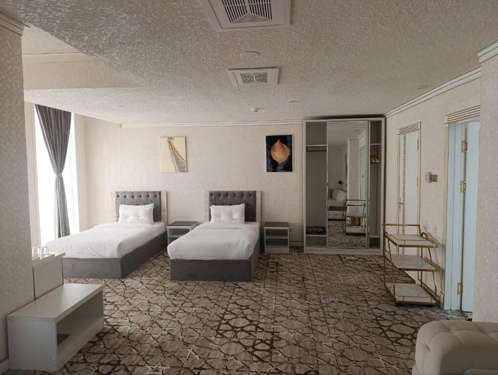 Escritorio, espacio para trabajar con laptop y wifi gratis 