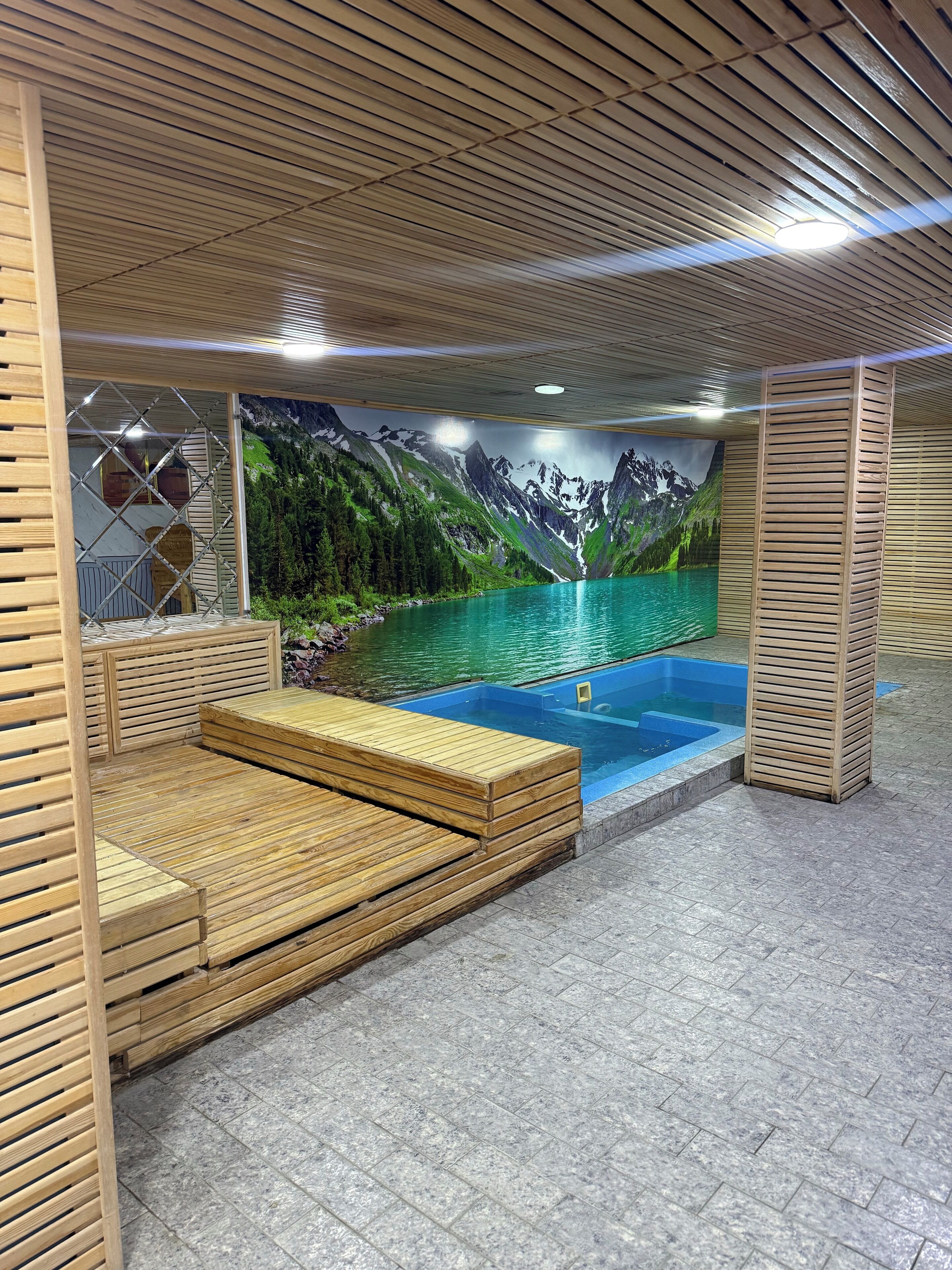 Innenpool, Außenpool (je nach Saison geöffnet)