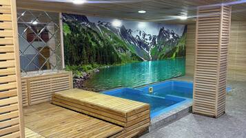 Innenpool, Außenpool (je nach Saison geöffnet)