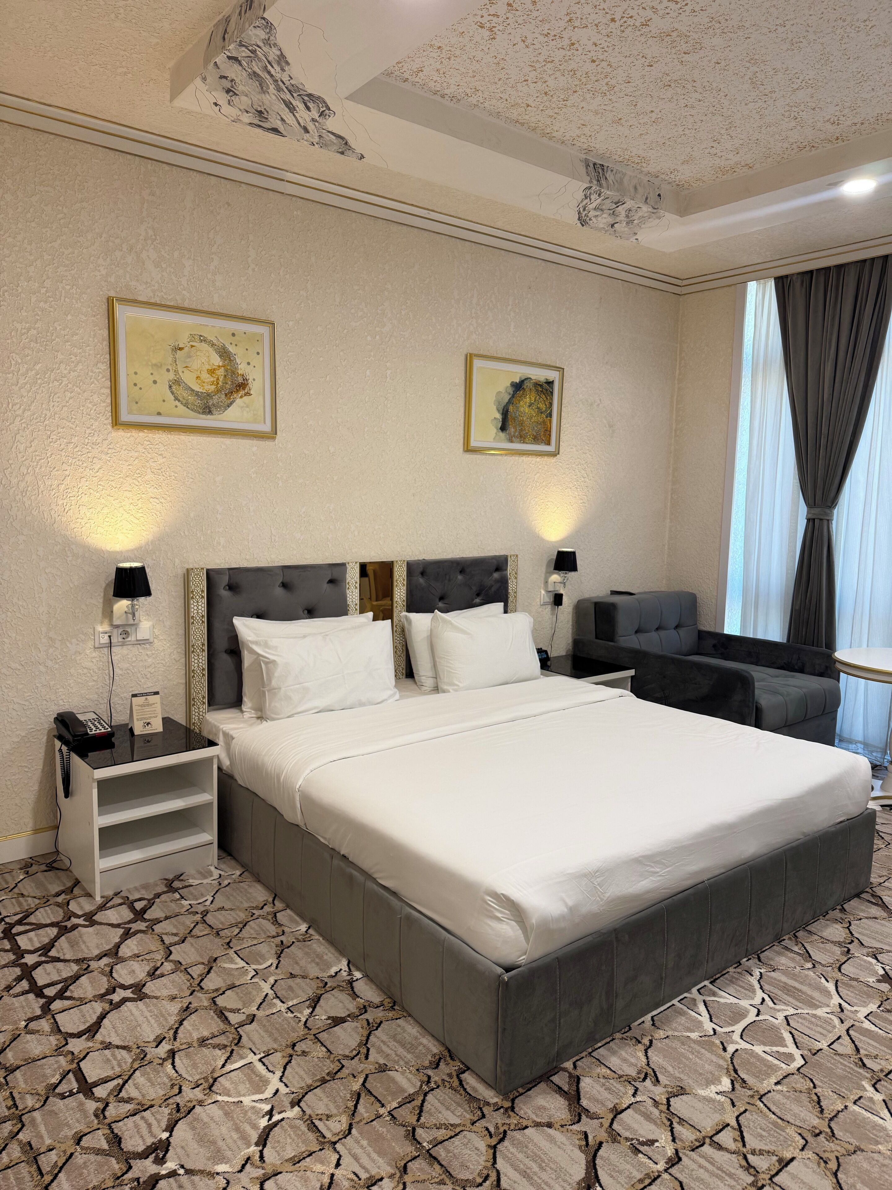 Escritorio, espacio para trabajar con laptop y wifi gratis 