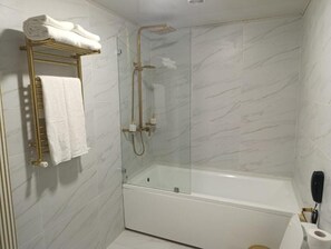 Shower, pengering rambut, sandal, dan handuk