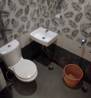 ฝักบัว, ของใช้ในห้องน้ำฟรี, ผ้าเช็ดตัว, สบู่