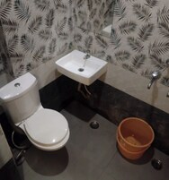 Ducha, artículos de tocador gratuitos, toallas, jabón