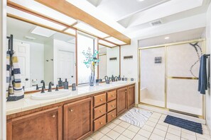 Shower, hair dryer, towels, soap - 3 bd Spinnaker Waterfront Hideaway with Private Dock (Discovery Bay)