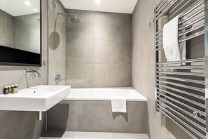 Shower, hair dryer - Riverside Retreat near Fulham (London)