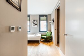 3 chambres, bureau, fer et planche à repasser
