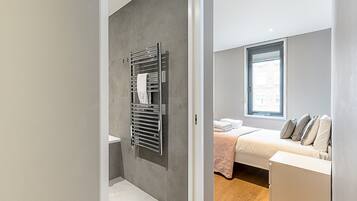 3 bedrooms, desk, iron/ironing board