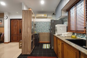 Private kitchen - 2-bedroom apartment in superb Krung Thep Maha Nakhon with AC (Krung Thep Maha Nakhon)