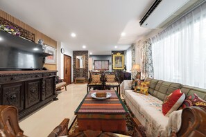 Living area - 2-bedroom apartment in superb Krung Thep Maha Nakhon with AC (Krung Thep Maha Nakhon)