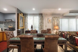 Dining - 2-bedroom apartment in superb Krung Thep Maha Nakhon with AC (Krung Thep Maha Nakhon)
