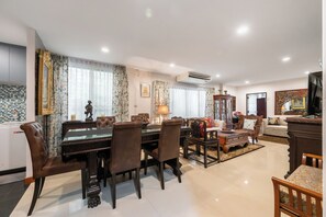Interior - 2-bedroom apartment in superb Krung Thep Maha Nakhon with AC (Krung Thep Maha Nakhon)