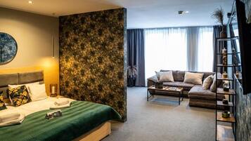 Apartment | In-room safe, desk, laptop workspace, blackout drapes