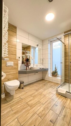 标准单人房 | 浴室 | 淋浴设施、吹风机、毛巾、肥皂