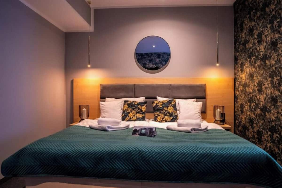 客房內保險箱、書桌、筆電工作空間、遮光布/窗簾