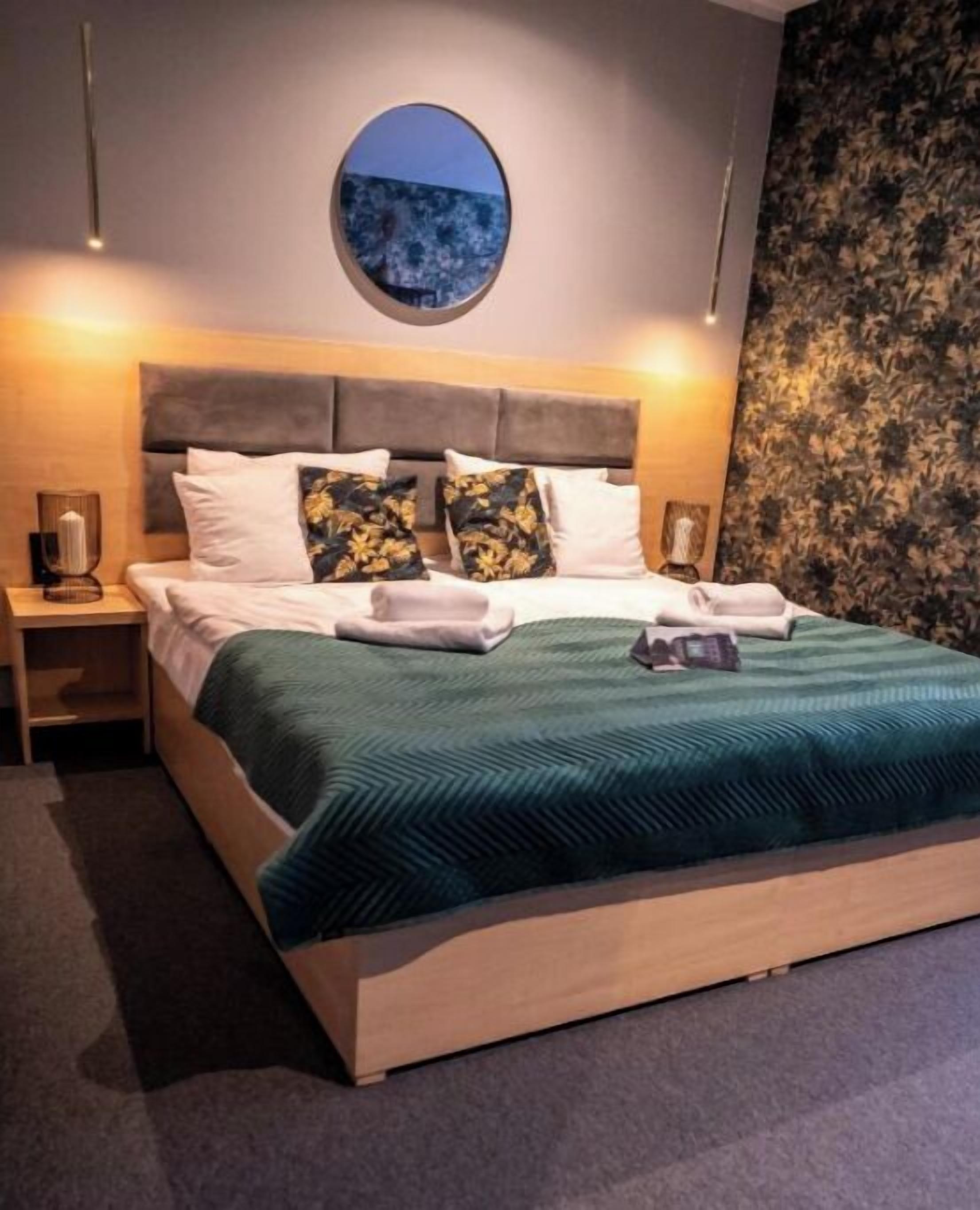 Una cassaforte in camera, una scrivania, postazione laptop