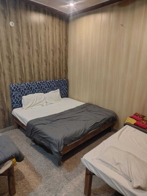 Quadruple Room | Free WiFi, bed sheets - Shri Laddu Gopal Dham (Chhatikara)