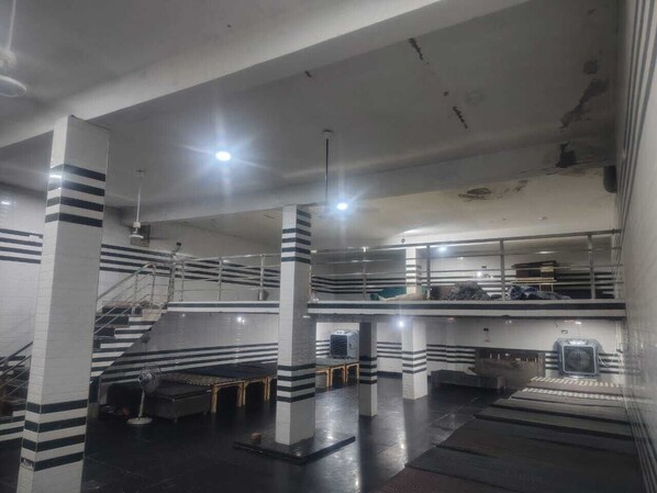 Shared Dormitory | Free WiFi, bed sheets - Shri Laddu Gopal Dham (Chhatikara)